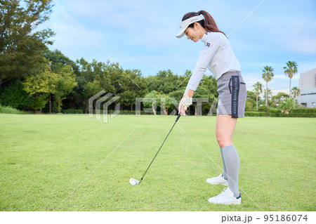 ゴルフをする女性 95186074