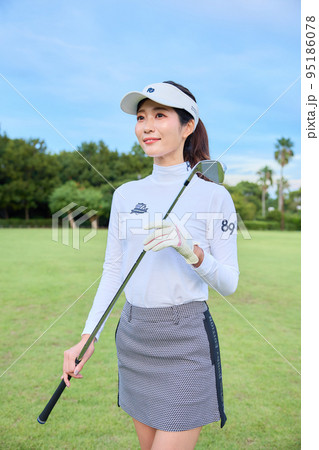 ゴルフをする女性 ゴルフをする女性 95186078