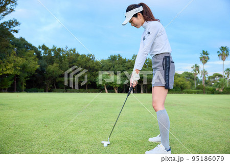 ゴルフをする女性 95186079