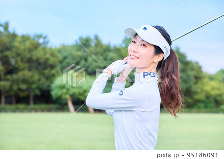 ゴルフをする女性 95186091