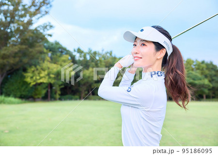 ゴルフをする女性 95186095