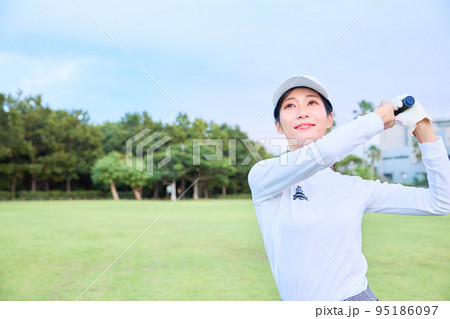 ゴルフをする女性 95186097