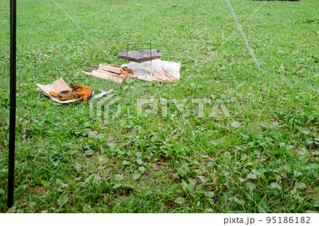 芝生のキャンプ場で焚き火の準備 95186182