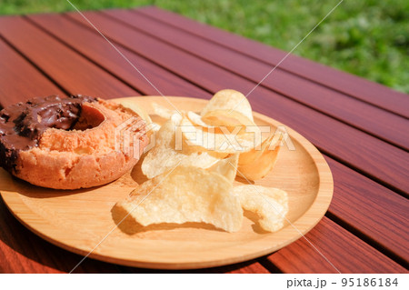 キャンプで食べるチョコオールドファッションドーナツとポテトチップス キャンプで食べるチョコオールドファッションドーナツとポテトチップス 95186184