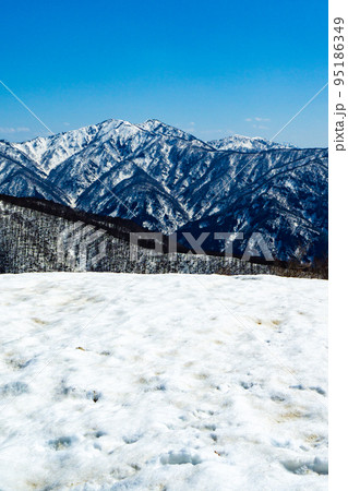 福井県取立山にて春残雪期登山:取立山の山頂から見る経ヶ岳と荒島岳 福井県取立山にて春残雪期登山:取立山の山頂から見る経ヶ岳と荒島岳 95186349
