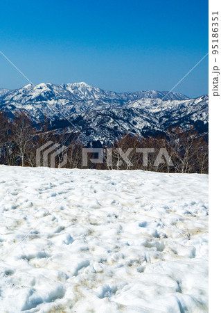 福井県取立山にて春残雪期登山:取立山の山頂から見る大日山 福井県取立山にて春残雪期登山:取立山の山頂から見る大日山 95186351
