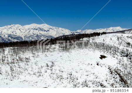 福井県取立山にて春残雪期登山：取立山の山頂から見る白山と別山 95186354
