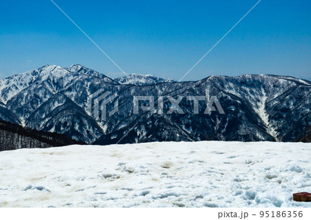 福井県取立山にて春残雪期登山：取立山の山頂から見る大日山 95186356