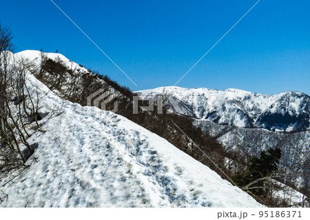 福井県取立山にて春残雪期登山：山頂への登山道と烏岳 95186371