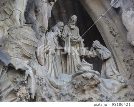 【スペイン】サグラダ・ファミリア 生誕のファサードの信仰の門(バルセロナ) 【スペイン】サグラダ・ファミリア 生誕のファサードの信仰の門(バルセロナ) 95186421