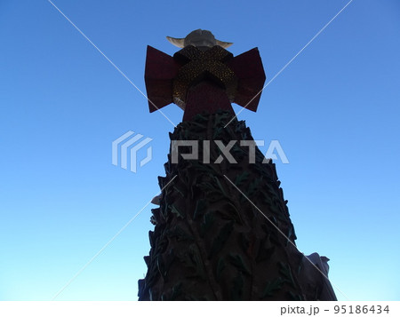 【スペイン】サグラダ・ファミリア　生誕のファサードの生命の木のシルエット（バルセロナ） 95186434