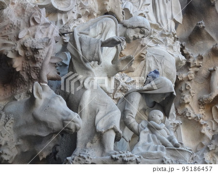 【スペイン】サグラダ・ファミリア　生誕のファサードの愛徳の門の彫刻（バルセロナ） 95186457