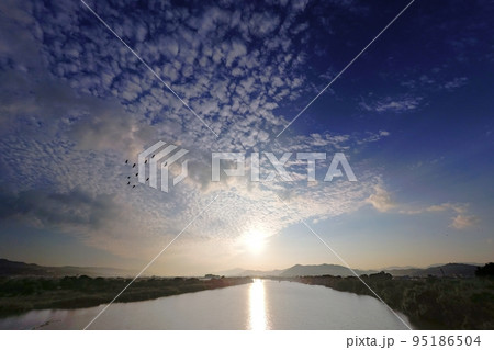 多様な雲が現れた秋の朝空を舞う鳥の群れ・超広角・空主体・221001am 多様な雲が現れた秋の朝空を舞う鳥の群れ・超広角・空主体・221001am 95186504