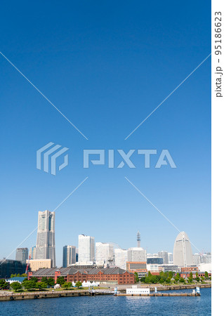 【神奈川県】秋晴れの横浜みなとみらい 95186623