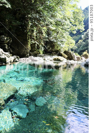 安居渓谷　仁淀川水系で一番美しい水流　水晶淵　日本一の清流　自然公園 95187003