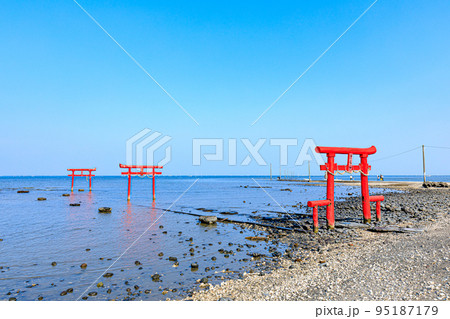 潮引き始め時の大魚神社の海中鳥居 佐賀県太良町 潮引き始め時の大魚神社の海中鳥居 佐賀県太良町 95187179