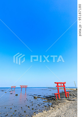 潮引き始め時の大魚神社の海中鳥居 佐賀県太良町 潮引き始め時の大魚神社の海中鳥居 佐賀県太良町 95187180