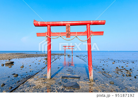 潮引き始め時の大魚神社の海中鳥居 佐賀県太良町 潮引き始め時の大魚神社の海中鳥居 佐賀県太良町 95187192