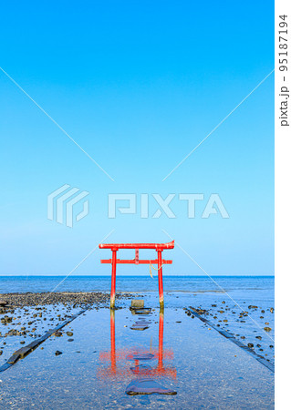 潮引き始め時の大魚神社の海中鳥居　佐賀県太良町 95187194