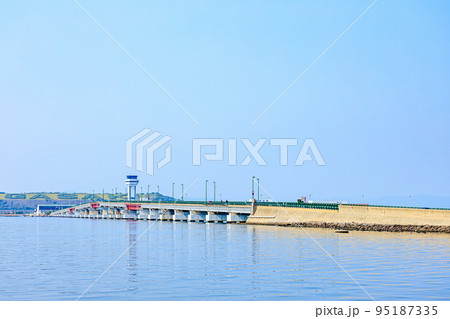 初秋のガラスの砂浜から見た長崎空港　長崎県大村市 95187335