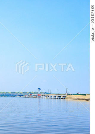 初秋のガラスの砂浜から見た長崎空港　長崎県大村市 95187336