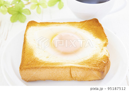 美味しい目玉焼トーストとホットコーヒーのモーニング 美味しい目玉焼トーストとホットコーヒーのモーニング 95187512