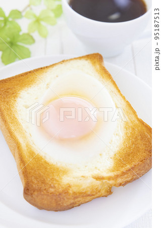 美味しい目玉焼トーストとホットコーヒーのモーニング 95187513