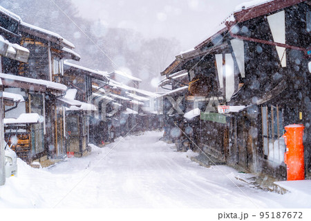 【雪素材】雪降る奈良井宿【長野県】 95187672