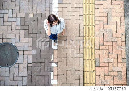 街中を散歩する若い女性　俯瞰撮影 95187736