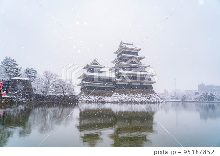 【冬素材】松本城雪景色【長野県】 95187852