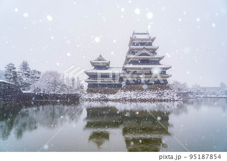 【冬素材】松本城雪景色【長野県】 95187854