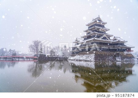 【冬素材】松本城雪景色【長野県】 【冬素材】松本城雪景色【長野県】 95187874