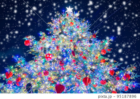 【クリスマス素材】雪降るクリスマスツリーイメージ【東京都】 95187896