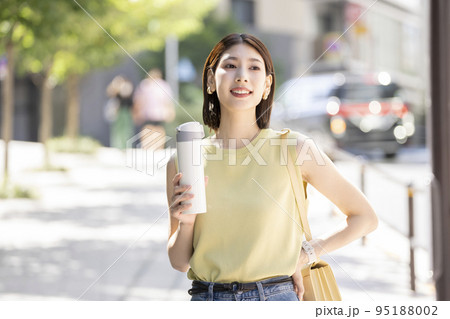 マイボトルを持った若い女性 95188002