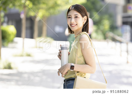 マイボトルを持った若い女性 95188062