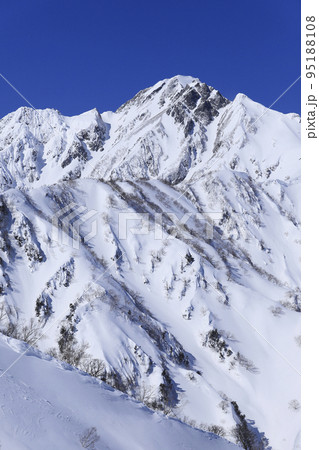 雪の五竜岳　雪山登山 95188108