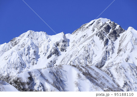 雪の五竜岳　雪山登山 95188110