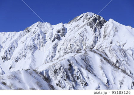 雪の五竜岳　雪山登山 95188126