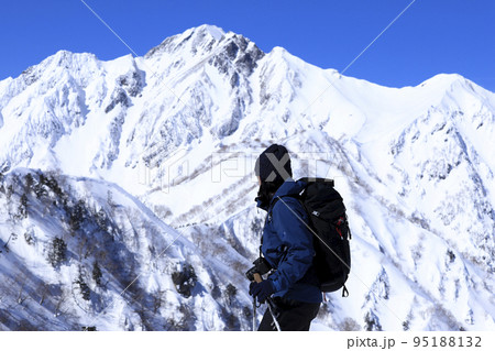 五竜岳を眺める登山者 五竜岳を眺める登山者 95188132