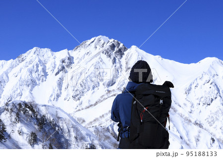 五竜岳を眺める登山者 95188133