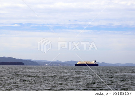 友ヶ島水道を航行するLNGタンカー 95188157