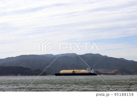 友ヶ島水道を航行するLNGタンカー 95188158