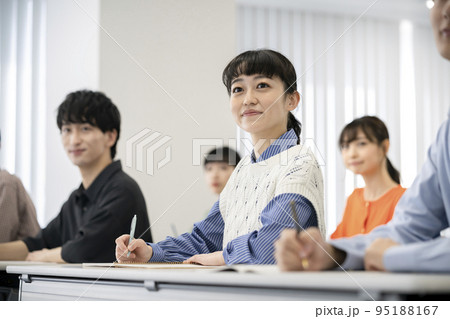 セミナー・講義を受ける若い男女　 95188167