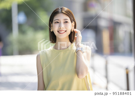 街角に立つ笑顔の若いの女性 ポートレート 街角に立つ笑顔の若いの女性 ポートレート 95188401
