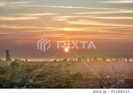 美しい空と太陽で霞む大都会のイメージ写真 美しい空と太陽で霞む大都会のイメージ写真 95188424