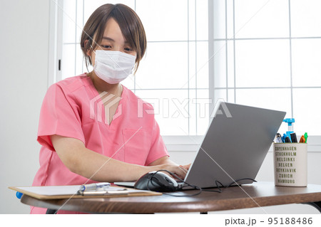 データをパソコンに入力する看護師 95188486