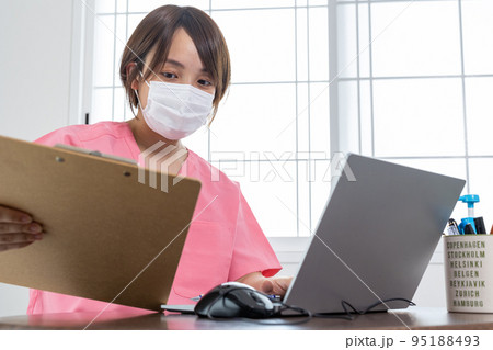 データをパソコンに入力する看護師 95188493