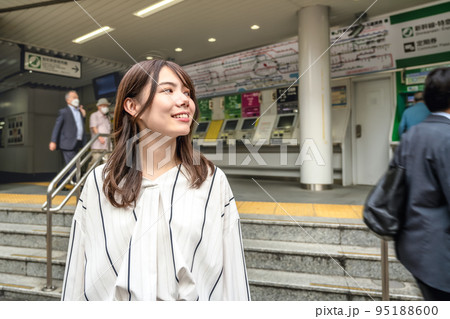 笑顔の若い女性　水道橋駅 95188600