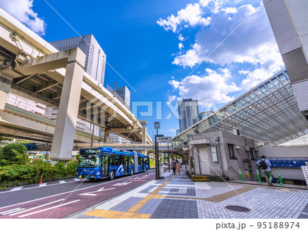 日本の横浜都市景観 横浜駅東口(中央)や発車したベイサイドブルー(回送車)などを望む 日本の横浜都市景観 横浜駅東口(中央)や発車したベイサイドブルー(回送車)などを望む 95188974