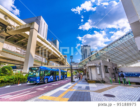 日本の横浜都市景観 横浜駅東口（中央）や発車したベイサイドブルー（回送車）などを望む 95188975